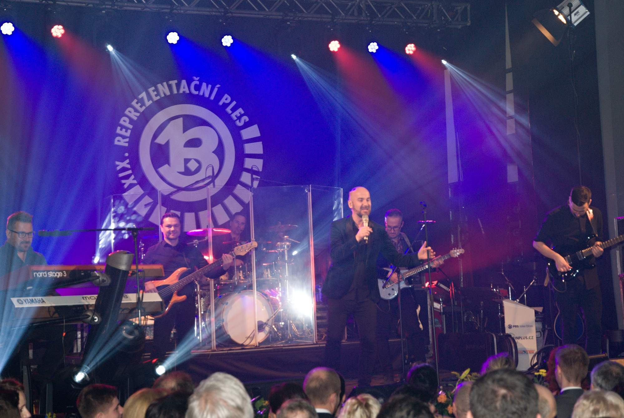 Na plese PBS 2019  zahrála cimbálová muzika a vystoupili tanečníci Starletu. Hvězdou večera byla skupina No Name
