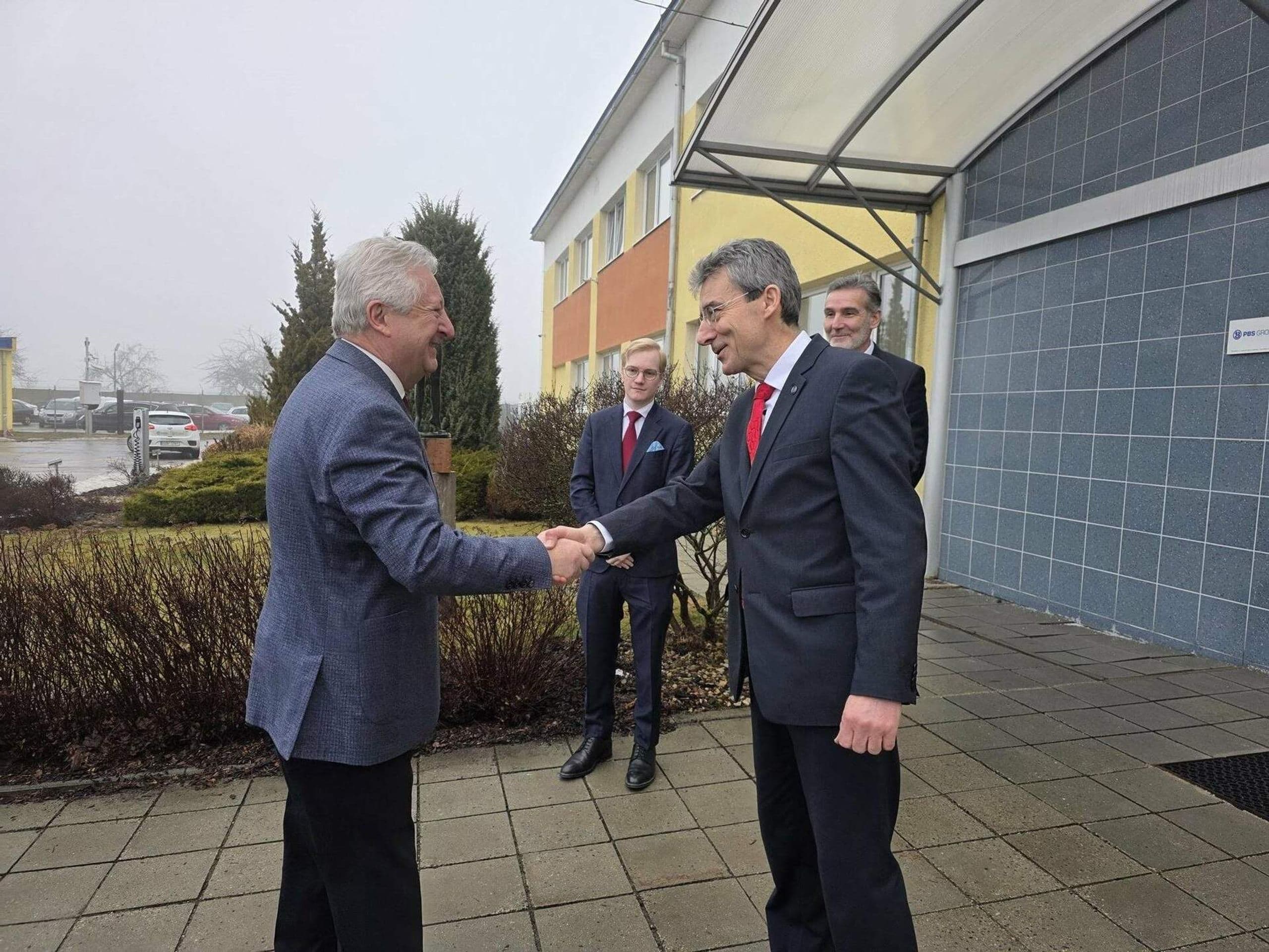 Ministr obrany navštívil náš hlavní výrobní závod ve Velké Bíteši